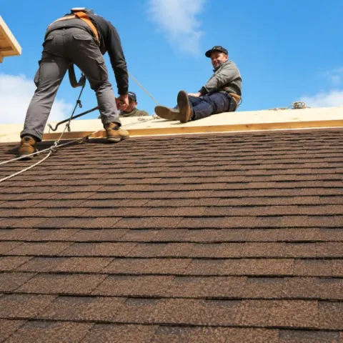 Artisan couvreur Préchac réalisant la pose d'une toiture en tuiles