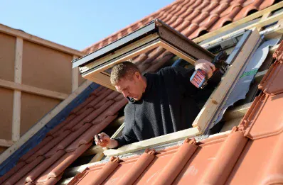 Pose de fenêtre de toit et velux par un couvreur à Préchac